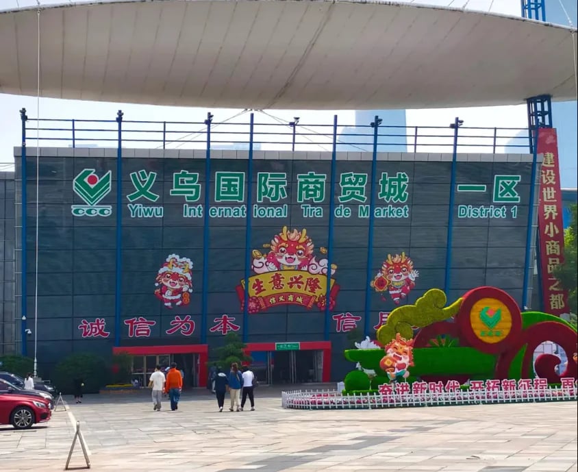 Agente de compras negociando com fábrica na China